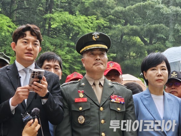▲ 박정훈 전 해병대 수사단장의 변호인인 정구승 변호사(왼쪽)가 16일 서울고등법원에서 ‘박정훈 대령 항소심 준비공판 기자회견’에서 발언하고 있다. 사진=이기봉 기자