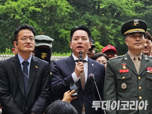 ▲ 임태훈 군인권센터소장(가운데)이 16일 서울고등법원에서 열린 ‘박정훈 대령 항소심 준비공판 기자회견’에서 발언하고 있다. 사진=이기봉 기자