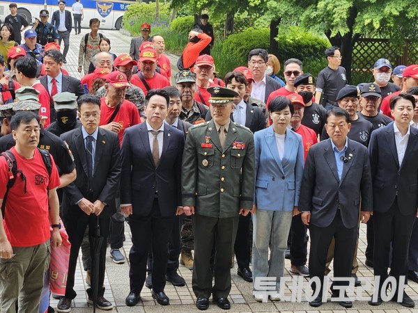 ▲ (오른쪽부터)이준석 개혁신당 대선후보, 김병주·전현희 더불어민주당 의원, 박정훈 전 해병대 수사단장, 임태훈 군인권센터소장, 박주민 더불어민주당 의원이 16일 ‘박정훈 대령 항소심 준비공판 기자회견’을 위해 법원으로 들어서고 있다. 사진=이기봉 기자