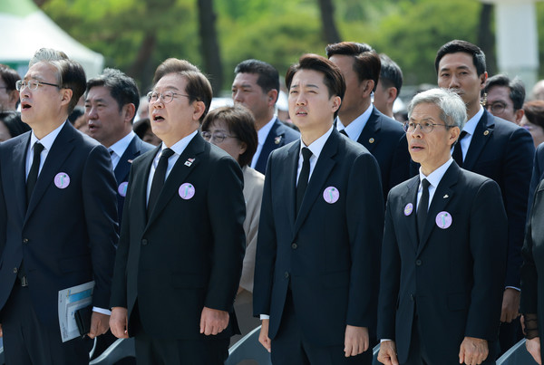 ▲ 이재명(왼쪽 두번째부터) 더불어민주당 대선후보, 이준석 개혁신당 대선후보, 권영국 민주노동당 대선 후보가 18일 광주 북구 국립5·18민주묘지에서 열린 제45주년 5·18민주화운동 기념식에서 참석해 자리하고 있다. 사진=대통령실통신사진기자단)