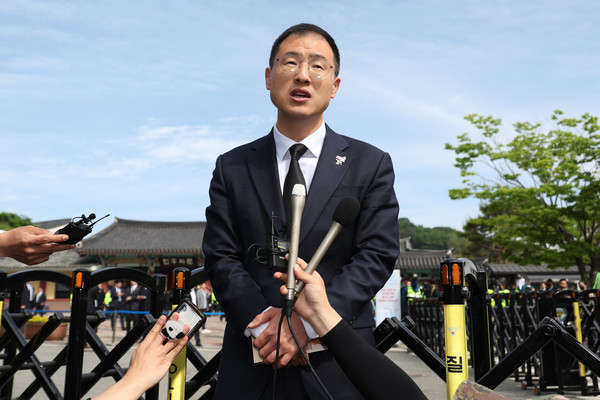 ▲ 이재명 더불어민주당 대선후보 지지를 선언한 김상욱 무소속 의원이 17일 광주 북구 운정동 국립5·18민주묘지 민주의 문 앞에서 더불어민주당 입당 기자회견을 하고 있다. 사진=뉴시스