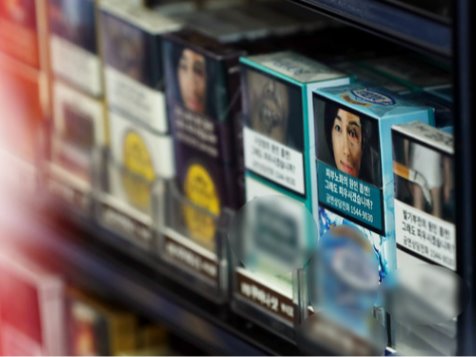 ▲ 서울의 한 편의점에 경고그림이 들어간 담배가 진열되어 있다. 사진제공=뉴시스.