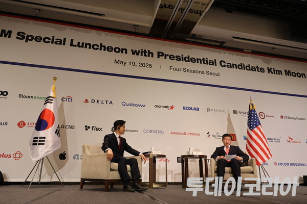 ▲ 19일 김문수 국민의힘 대선후보(왼쪽)가 서울 중구 포시즌스 호텔에서 개최된 주한미국상공회의소(암참) 간담회에서 제임스 김 암참 회장과 좌담회를 하고 있다. 사진=진민석 기자