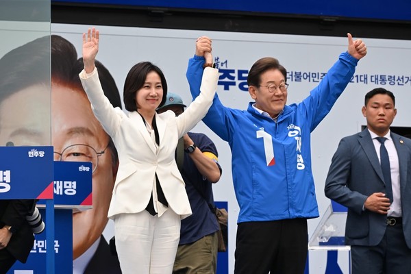 ▲ 이재명 더불어민주당 대통령 후보가 19일 서울 영등포구 타임스퀘어에서 열린 유세에서 허은아 전 개혁신당 대표와 함께 손을 잡고 포즈를 취하고 있다.  사진=허은아 전 개혁신당 대표 측