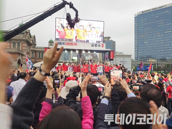 ▲ 김문수 국민의힘 대선후보가 서울역 광장에서 유세를 열었다. 사진=투데이코리아