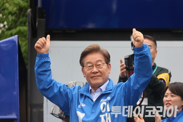 ▲ 20일 이재명 더불어민주당 대선후보가 의정부 태조이성계 동상 앞에서 진행한 집중 유세에서 손을 들어보이고 있다. 사진=진민석 기자