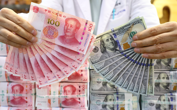 ▲ 서울 중구 하나은행 위변조대응센터에서 직원이 달러화와 위안화를 정리하고 있다. 사진=뉴시스