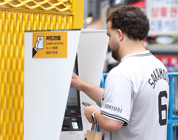 ▲ 서울 시내 한 음식점에 카드전용 결제 안내문이 붙어있다. 사진=뉴시스