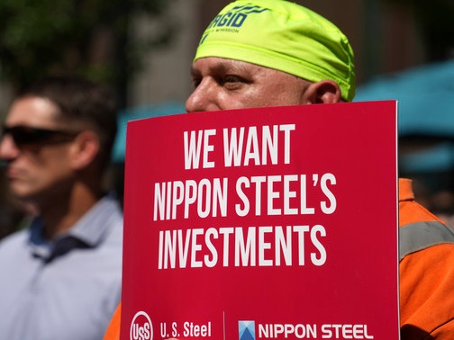 ▲ 지난해 9월 4일(현지시각) 미 펜실베이니아주 피츠버그 유나이티드 스틸 타워 앞에서 US스틸 직원들이 일본제철의 US스틸 인수를 지지하는 집회를 열고 있다. 사진=AP/뉴시스
