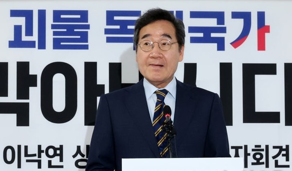 ▲ 이낙연 새미래민주당 상임고문이 27일 오전 서울 여의도 중앙당사에서 김문수 국민의힘 대선후보와 '개헌·공동정부' 합의 관련 기자회견을 하고 있다. 사진=뉴시스