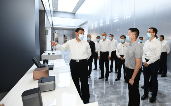 ▲ 시진핑 중국 국가주석이 지난 2022년 6월 8일 중국 쓰촨성 이빈의 엑스지미(XGIMI) 공장을 방문해 관계자들과 얘기하고 있다. 시 주석은 "자주적 혁신 역량 강화로 제조 대국에서 제조 강국으로의 전환을 가속해야 한다"라고 강조했다. 사진=뉴시스