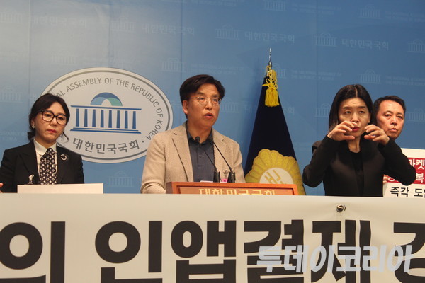 ▲ 방효창 경제정의실천시민연합 정책위원장이 27일 국회 소통관에서 열린 구글과 애플의 인앱결제 강제 방지를 위한 ‘앱 마켓사업자 영업보복 금지법 발의·촉구 기자회견’에서 발언하고 있다. 사진=이기봉 기자