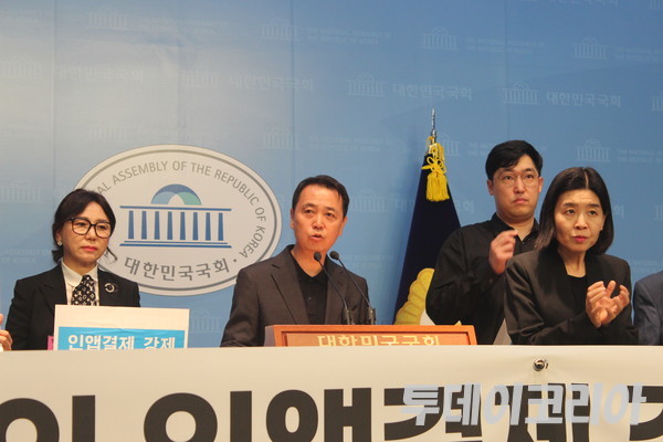 ▲ 황성익 한국모바일게임협회 회장이 27일 국회 소통관에서 열린 구글과 애플의 인앱결제 강제 방지를 위한 ‘앱 마켓사업자 영업보복 금지법 발의·촉구 기자회견’에서 발언하고 있다. 사진=이기봉 기자