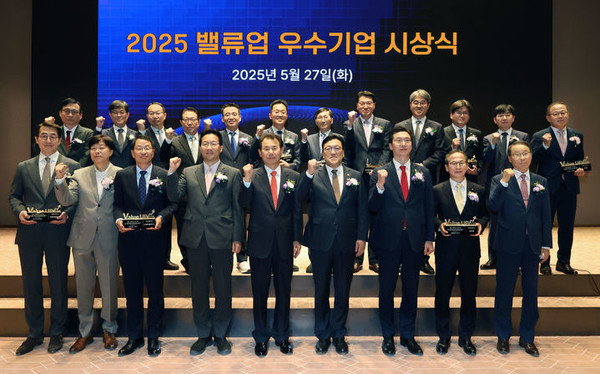 ▲ 27일 서울 여의도 한국거래소에서 진행된 ‘밸류업 1주년 기념 세미나’에서 참석자들이 기념촬영을 하고 있다. 사진=한국거래소