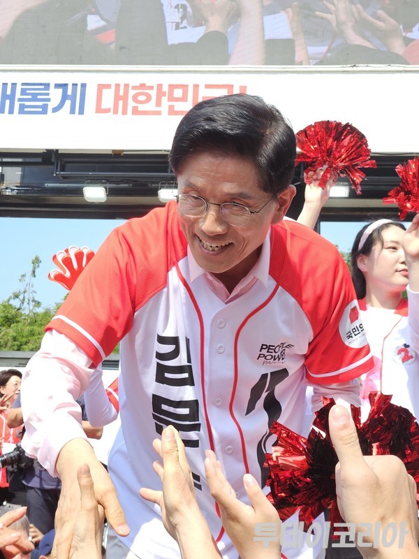 ▲ 김문수 국민의힘 대선 후보가 지난 20일 서울시 서초구 고속터미널 앞에서 열린 집중유세에서 지지자들과 악수를 하고 있다. 사진=이기봉 기자