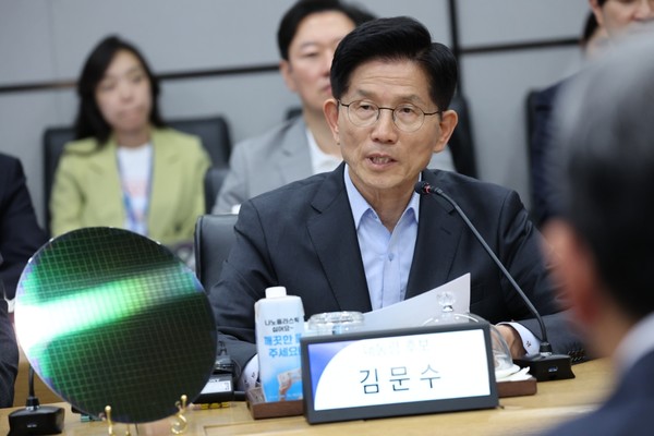 ▲ 김문수 국민의힘 대선 후보가 지난 26일 삼성전자 평택 캠퍼스에서 열린 간담회에서 발언하고 있다. 사진=국민의힘