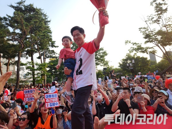 ▲ 김문수 국민의힘 대선 후보가 지난 26일 서울 도봉구 방학사거리에서 열린 노원·도봉·강북 집중유세에서  포즈를 취하고 있다. 사진=투데이코리아