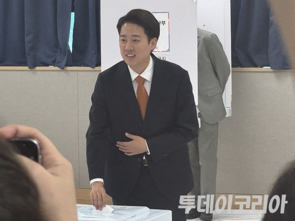 ▲ 29일 이준석 개혁신당 대선후보가 자신의 지역구 동탄에서 사전투표를 행사하고 있다. 사진=진민석 기자