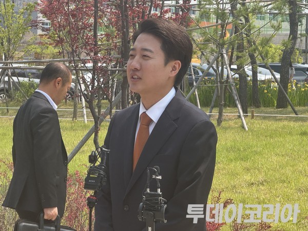 ▲ 29일 이준석 개혁신당 대선후보가 자신의 지역구 동탄에서 사전투표를 행사한 뒤 기자들과 만나 발언하고 있다. 사진=진민석 기자