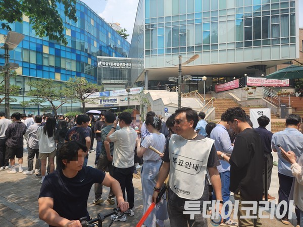 ▲ 역삼1동복합문화센터에 마련된 사전투표소에 줄이 길게 늘어져있다. 사진=투데이코리아