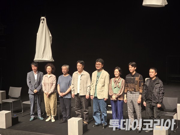 ▲ 30일 진행된 연극 '유령' 기자간담회에서 배우들이 단체 사진을 찍고 있다. 사진=투데이코리아