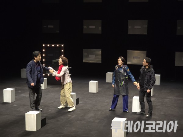 ▲ 30일 진행된 연극 '유령'에서 배우들이 연기를 펼치고 있다. 사진=투데이코리아