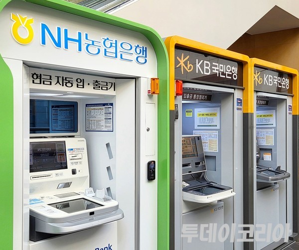 ▲ 지난 4월 지난 4월 예금은행 주담대 중 고정금리 대출 비중이 90%에 육박하는 것으로 나타났다. 서울 시내 비치된 ATM의 모습. 사진=투데이코리아