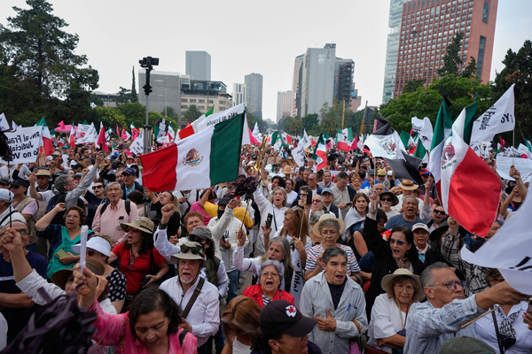 ▲ 1일(현지시간) 멕시코시티 혁명 기념비에서 열린 시위에서 시위대가 미국 최초의 사법부 선거에 반대하는 구호를 외치고 있다. 사진=뉴시스
