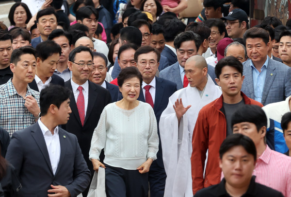 ▲ 김문수 국민의힘 대선 후보의 지원에 나선 박근혜 전 대통령이 2일 부산 금정구 범어사를 방문, 대웅전으로 이동하고 있다. 2025.06.02. 사진=뉴시스