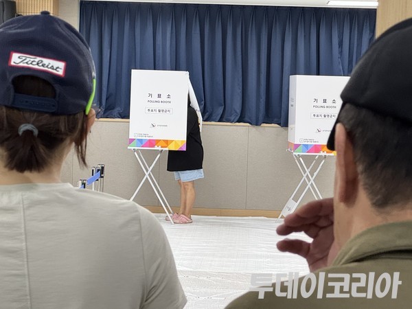 ▲ 제21대 대통령선거 사전투표 첫날인 29일 경기 화성 동탄9동행정복지센터에서 유권자들이 투표를 행사하고 있다. 사진=투데이코리아