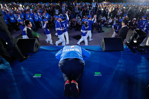 ▲ 이재명 더불어민주당 대선후보가 2일 오후 서울 영등포구 여의도공원 문화의마당에서 열린 집중유세에서 지지자들에게 큰절하고 있다. (공동취재) 사진=뉴시스