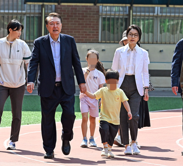 ▲ 윤석열 전 대통령 내외가 제21대 대통령선거일인 3일 오전 서울 서초구 원명초등학교에 마련된 서초4동 제3투표소로 향하고 있다. 사진=뉴시스