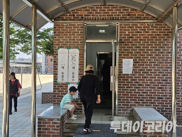 ▲ 한 시민이 제21대 대통령 선거날인 3일 서울 관악구 남현동 사당초등학교에 마련된 투표소에 들어서고 있다. 사진=이기봉 기자