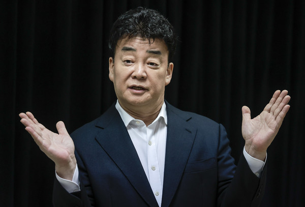 ▲ 백종원 더본코리아 대표가 지난 3월 28일 서울 서초구의 한 회의공간에서 열린 더본코리아 주주총회에서 취재진의 질문에 답하고 있다. 사진=뉴시스