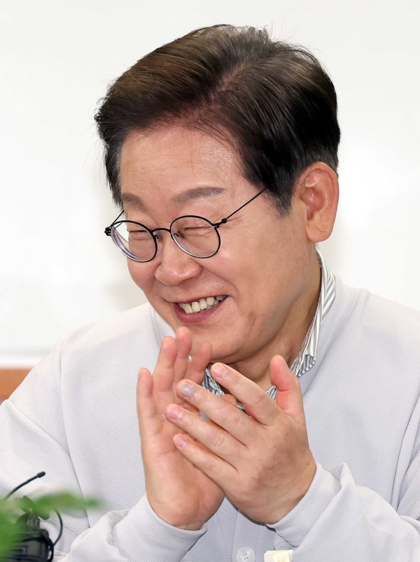 ▲ 민심을 청취하는 '경청 투어'에 나선 이재명 더불어민주당 대선후보가 7일 전북 익산시 인북로 대한노인회 익산지회에서 열린 임원 간담회에서 웃음을 터뜨리고 있다. 2025.05.07. 사진=뉴시스