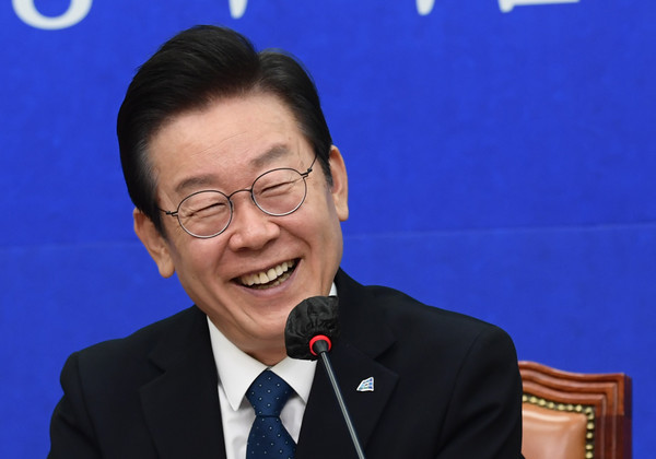 ▲ 제21대 대통령선거가 치러진 3일 종편 3사의 예측조사 모두 이재명 더불어민주당 대선 후보가49.2~51.1%의 득표율을 기록할 것으로 예측됐다. 사진은 이 후보가 당대표 재임 당시 최고위원회의에 참석한 모습. 사진=뉴시스