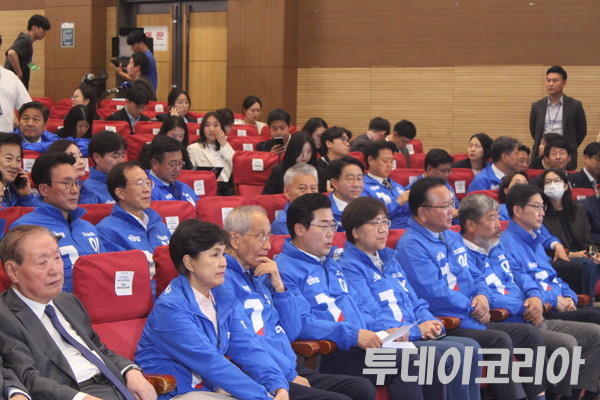 ▲ 박찬대·윤여준 더불어민주당 상임총괄선거대책위원장 등 당 관계자들이 국회 의원회관에 마련된 제21대 대통령선거 개표상황실에서 출구조사 결과를 기다리고 있다. 사진=이기봉 기자