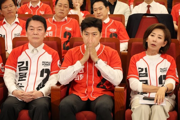 ▲ 용태 국민의힘 비상대책위원장 등 참석자들이 3일 서울 여의도 국회도서관에 마련된 제21대 대통령선거 개표상황실에서 굳은 표정을 짓고 있다. (공동취재)