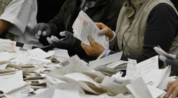 ▲ 제21대 대통령선거 본투표가 종료된 3일 오후 경기 수원시 장안구 수원실내체육관에 마련된 개표소에서 개표 사무원들이 개표를 하고 있다. 사진=뉴시스