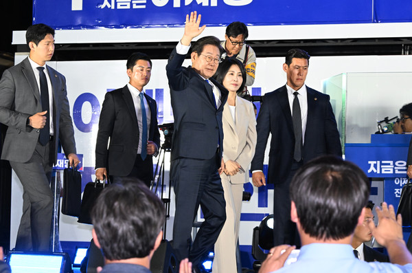 ▲ 이재명 대통령이 4일 오전 서울 여의도 국회 앞에서 열린 국민 개표방송 행사에서 시민들에게 인사하고 있다. 사진=뉴시스