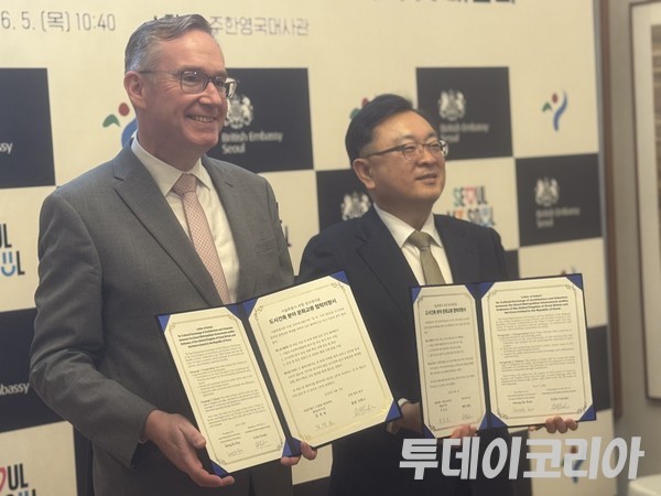 ▲ 5일 콜린 크룩스 주한영국대사(왼쪽)와 김성보 서울시 행정2부시장이 양측 간 문화교류 협력의향서(LOI)를 체결한 뒤 사진 촬영에 응하고 있다. 사진=진민석 기자