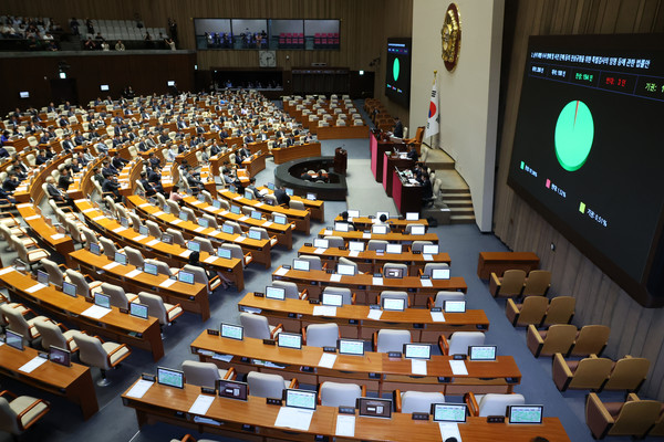 ▲ 5일 오후 서울 여의도 국회에서 열린 제426회 국회(임시회) 제1차 본회의에서 채해병 특검법(순직 해병 수사 방해 및 사건 은폐 등의 진상 규명을 위한 특별 검사의 임명 등에 관한 법률안)이 통과되고 있다. 사진=뉴시스