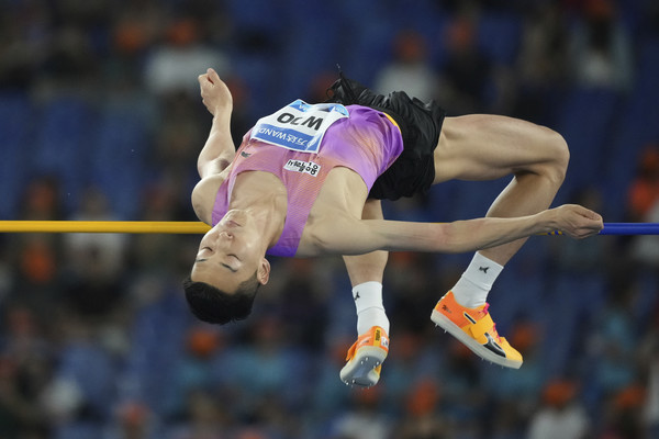 ▲ 우상혁이 6일(현지 시간) 이탈리아 로마의 스타디오 올림피코에서 열린 2025 세계육상연맹 다이아몬드 리그 남자 높이뛰기에서 2m32를 뛰어넘어 우승하고 있다. 사진=뉴시스