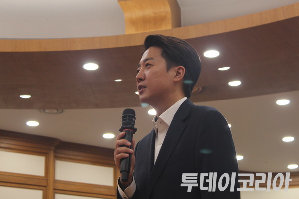 ▲ 이준석 개혁신당 대선 후보가 지난 3일 오후 국회 의원회관에 마련된 개표상황실을 찾아 발언하고 있다. 사진=투데이코리아