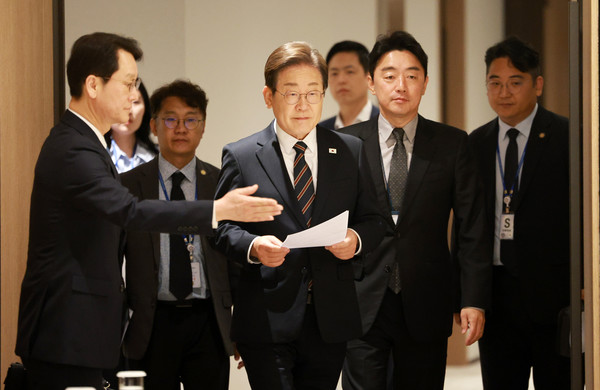 ▲ 이재명 대통령이 9일 서울 용산구 대통령실 청사에서 열린 2차 비상경제점검 태스크포스(TF)회의에 입장하고 있다. 사진＝뉴시스