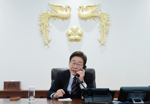 ▲ 이재명 대통령이 9일 서울 용산구 대통령실 청사 집무실에서 이시바 시게루 일본 총리와 전화 통화를 위해 수화기를 들고 있다. 사진=뉴시스