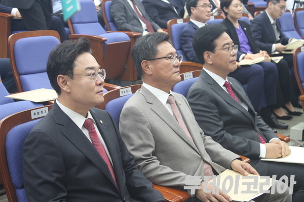 ▲ (오른쪽부터) 국민의힘 송언석 의원, 이헌승 의원, 김성원 의원이 16일 여의도 국회에서 열린 ‘2025 국민의힘 원내대표 선출’ 의원총회에 참석해 자리에 앉아있다. 사진=이기봉 기자