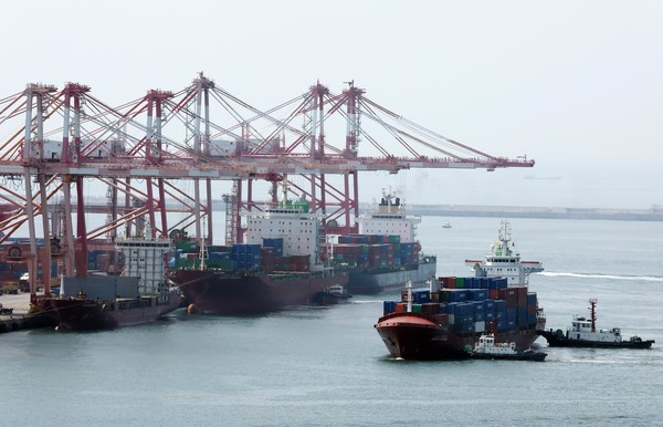 ▲ 부산 남구 신선대부두에 컨테이너선이 접안하고 있다. 사진=뉴시스