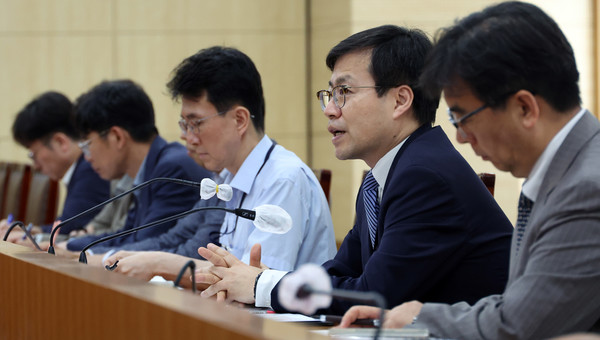 ▲ 여한구 산업통상자원부 통상교섭본부장이 16일 세종시 정부세종청사에서 열린 대미 협상 TF 킥오프 회의에서 모두발언을 하고 있다. 사진=뉴시스