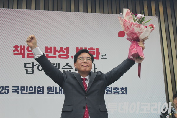 ▲ 송언석 신임 국민의힘 원내대표가 16일 여의도 국회에서 열린 ‘2025 국민의힘 원내대표 선출’ 의원총회에서 원내대표 선출 직후 꽃다발을 들고 포즈를 취하고 있다. 사진=이기봉 기자